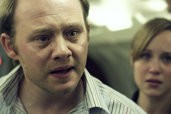 Michael Jibson et Scarlett Alice Johnson dans Panic Buttom (2011)