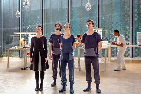 Charlotte Le Bon et Barry Ward dans Realive (2016)