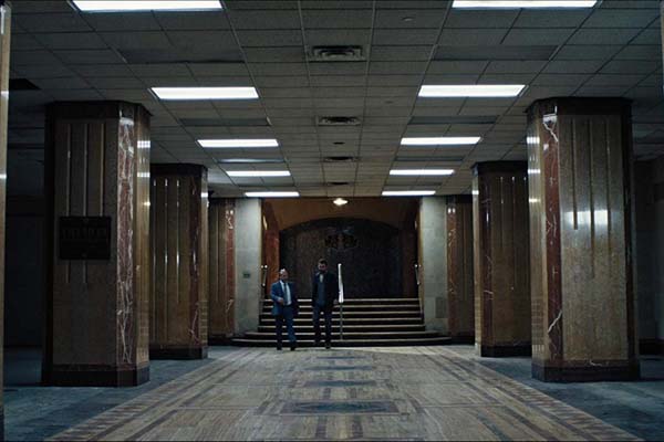 Paul Ben-Victor et Patrick John Flueger dans The Super (2017)