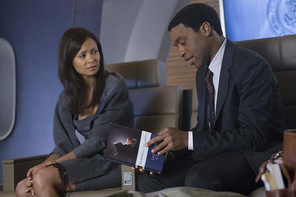 Thandie Newton et Chiwetel Ejiofor dans 2012 (2009)