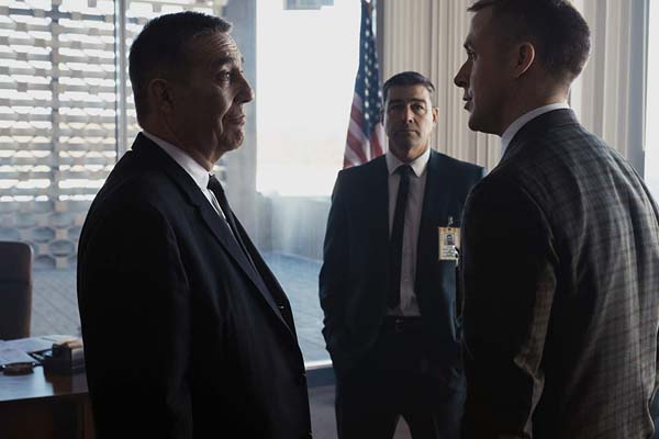 Ciarán Hinds, Kyle Chandler, et Ryan Gosling dans First Man (2018)