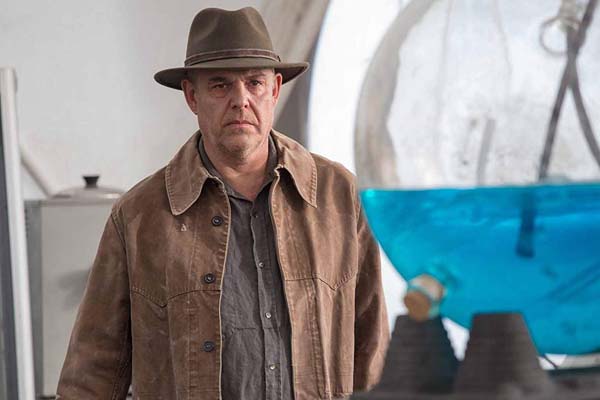 Danny Huston dans IO (2019)