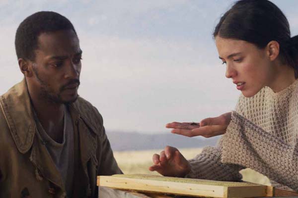 Anthony Mackie et Margaret Qualley dans IO (2019)