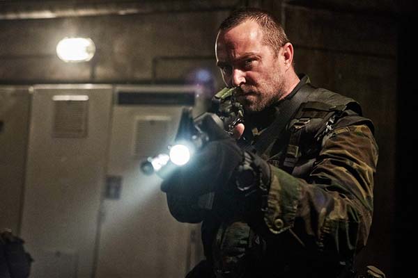Sullivan Stapleton dans Renegades (2017)