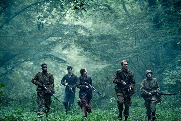 Wyatt Russell, John Magaro, Dominic Applewhite, Jovan Adepo, et Mathilde Ollivier dans Overlord (2018)