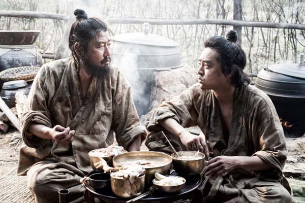 Song Kang-ho et Jo Jung-suk dans The Face Reader (2013)