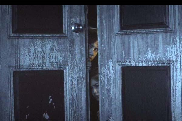 Priya Suandokemai et Golf Pichaya Nitipaisankul dans Realms (2018)