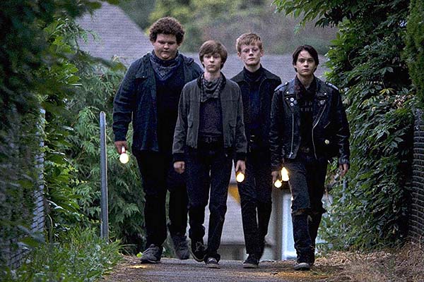 Caleb Emery, Judah Lewis, Graham Verchere, et Cory Gruter-Andrew dans Summer of 84 (2018)