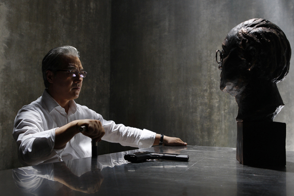 Lee Geung-young dans 26 Years (2012)