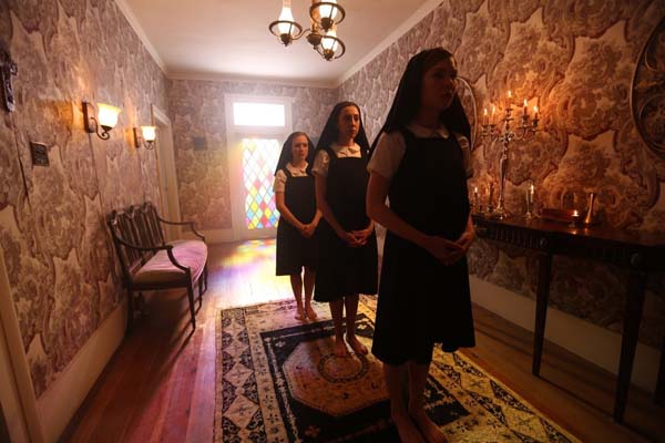 Courtney Halverson, Lindsay Seim, et Sabrina Kern dans St. Agatha (2018)