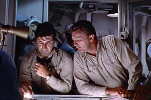 Robert Mitchum dans The Enemy Below (1957)