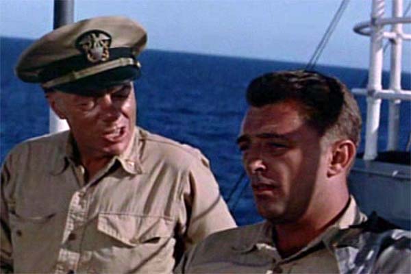 Russell Collins et Robert Mitchum dans The Enemy Below (1957)