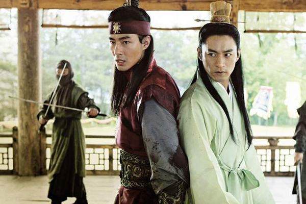 Jo In-sung et Joo Jin-mo dans A Frozen Flower (2008)