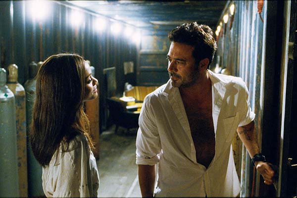 Jeffrey Dean Morgan et Zoe Saldana dans The Losers (2010)