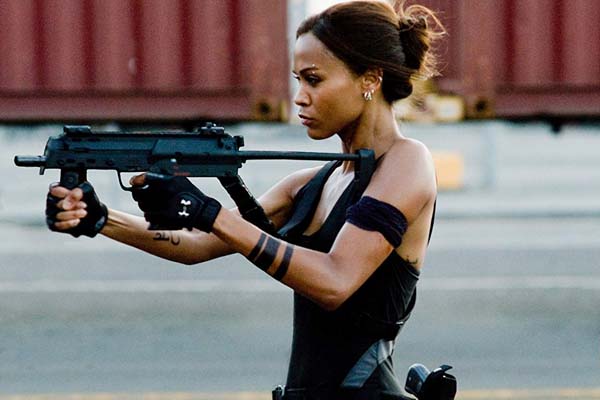 Zoe Saldana dans The Losers (2010)