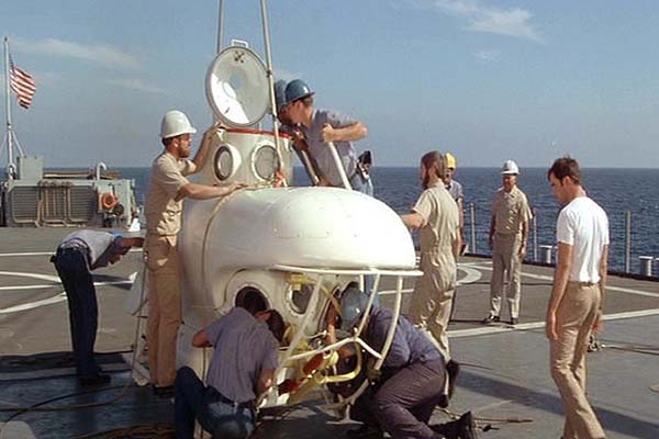 David Carradine dans Gray Lady Down (1978)