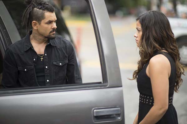 Ricardo Abarca et Gina Rodriguez dans Miss Bala (2019)