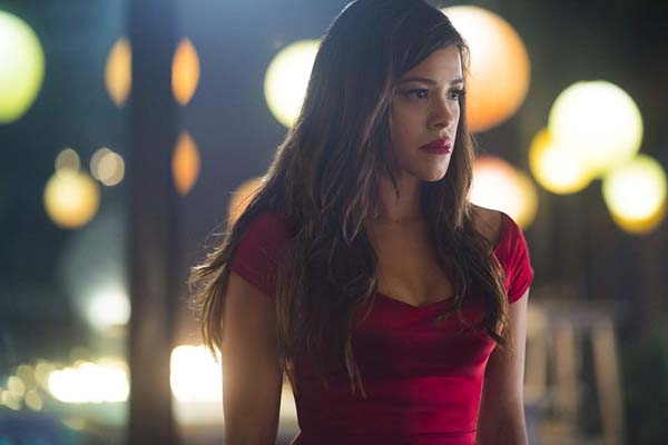 Gina Rodriguez dans Miss Bala (2019)