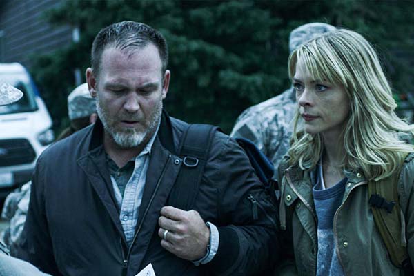 Jaime King et Ty Olsson dans Black Summer (2019)