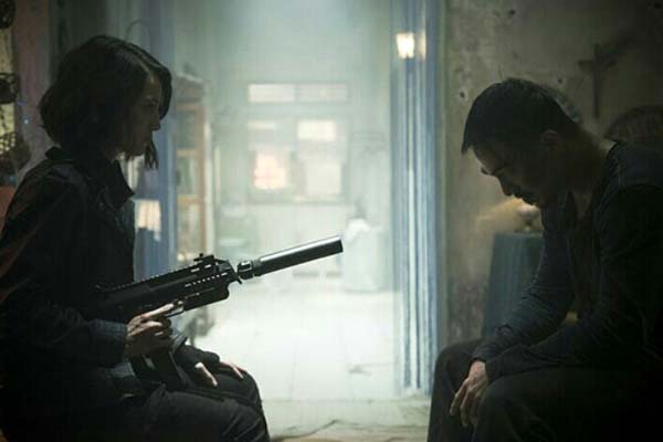 Julie Estelle et Joe Taslim dans The Night Comes for Us (2018)