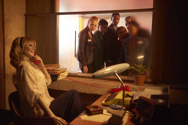 Tyler Labine, Jay Ellis, Logan Miller, Deborah Ann Woll, Taylor Russell, et Nik Dodani dans Escape Room (2019)