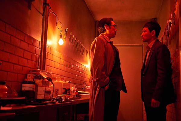 Cho Jin-woong et Hwang Jung-min dans The Spy Gone North (2018)