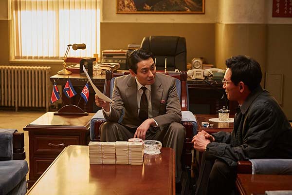 Ju Ji-hoon et Hwang Jung-min dans The Spy Gone North (2018)