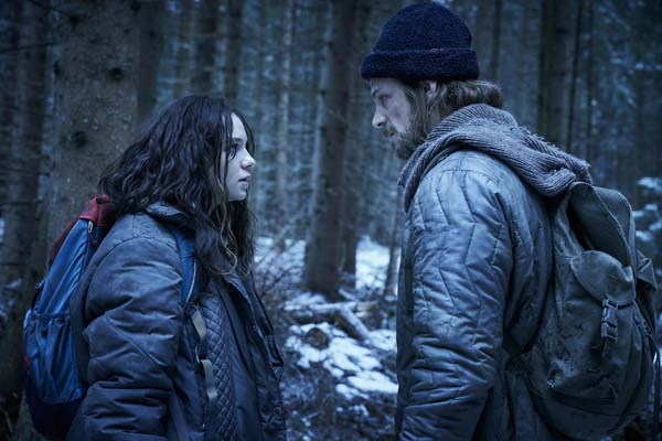 Joel Kinnaman et Esme Creed-Miles dans Hanna (2019)