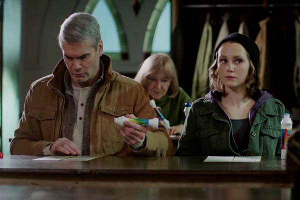 Henry Rollins et Jordan Todosey dans He Never Died (2015)