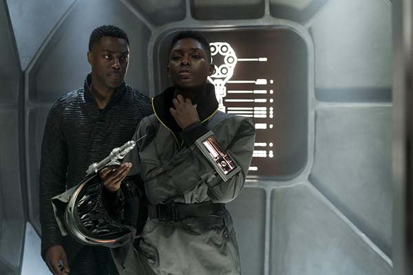 David Ajala et Jodie Turner-Smith dans Nightflyers (2018)