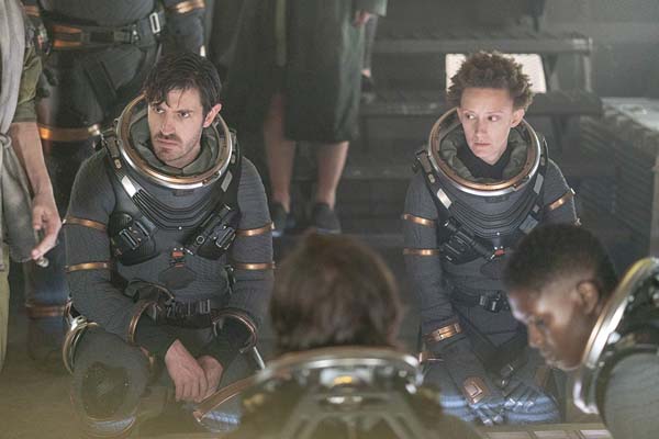 Maya Eshet et Eoin Macken dans Nightflyers (2018)