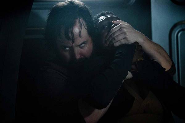 Angus Sampson et Jodie Turner-Smith dans Nightflyers (2018)