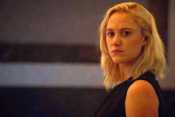 Maika Monroe dans Tau (2018)
