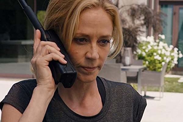 Ally Walker dans Colony (2016)