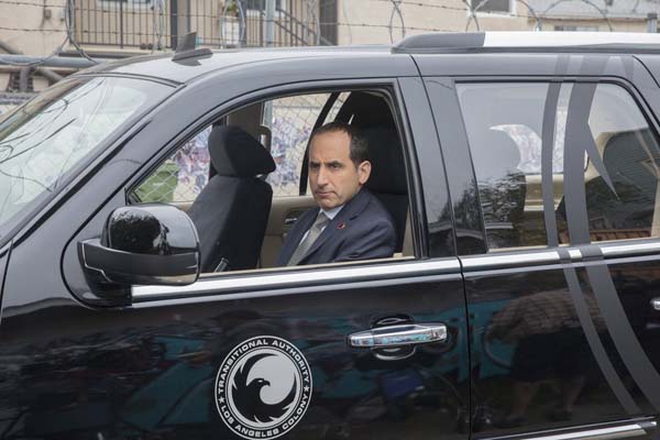 Peter Jacobson dans Colony (2016)