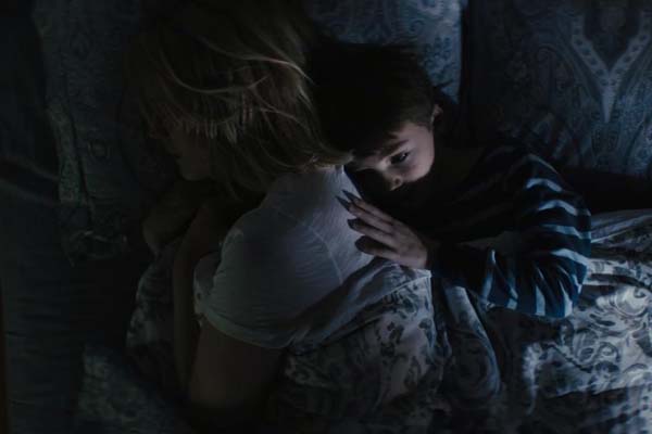 Taylor Schilling et Jackson Robert Scott dans The Prodigy (2019)