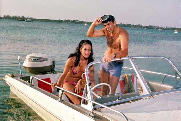 Sean Connery et Martine Beswick dans Thunderball (1965)