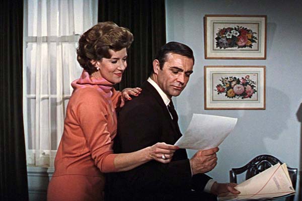 Sean Connery et Lois Maxwell dans Thunderball (1965)