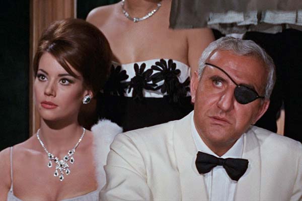 Claudine Auger et Adolfo Celi dans Thunderball (1965)