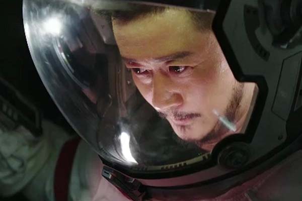 Wu Jing dans The Wandering Earth (2019)