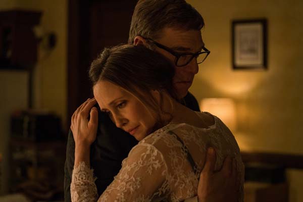 John Goodman et Vera Farmiga dans Captive State (2019)