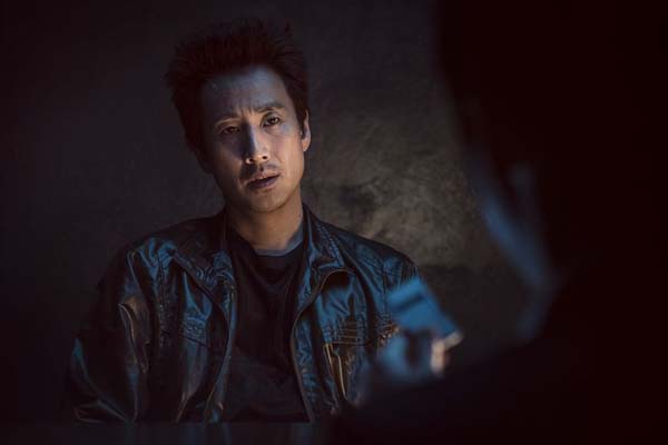 Lee Sun-kyun dans The Dawning Rage (2019)