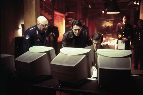 Ciarán Hinds, Constantine Gregory, et Mariusz Sibiga dans The Sum of All Fears (2002)