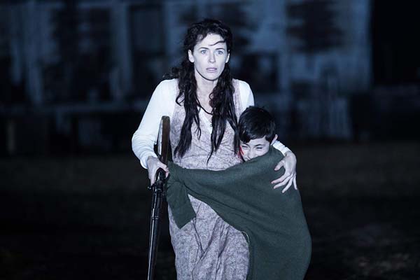 Bridget Regan et Spencer Drever dans Devil's Gate (2017)