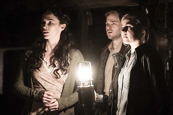 Shawn Ashmore, Amanda Schull, et Bridget Regan dans Devil's Gate (2017)