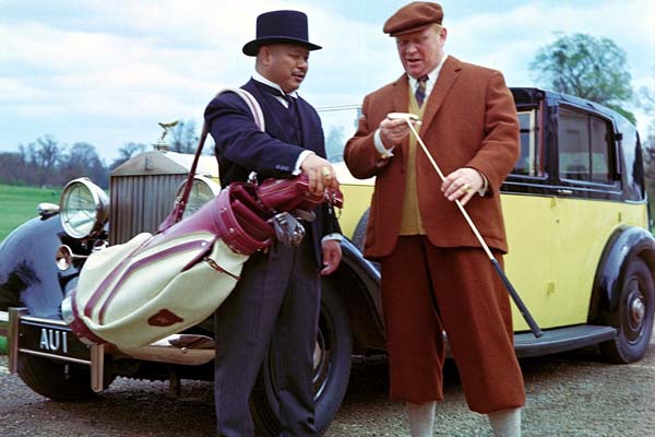Harold Sakata et Gert Fröbe dans Goldfinger (1964)