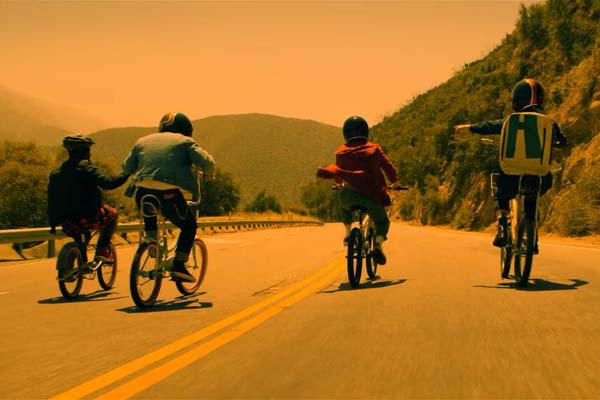 Benjamin Flores Jr., Jack Gore, Miya Cech, et Alessio Scalzotto dans Rim of the World (2019)