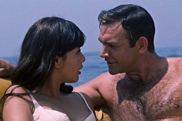 Sean Connery et Mie Hama dans You Only Live Twice (1967)