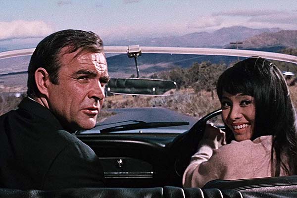 Sean Connery et Akiko Wakabayashi dans You Only Live Twice (1967)