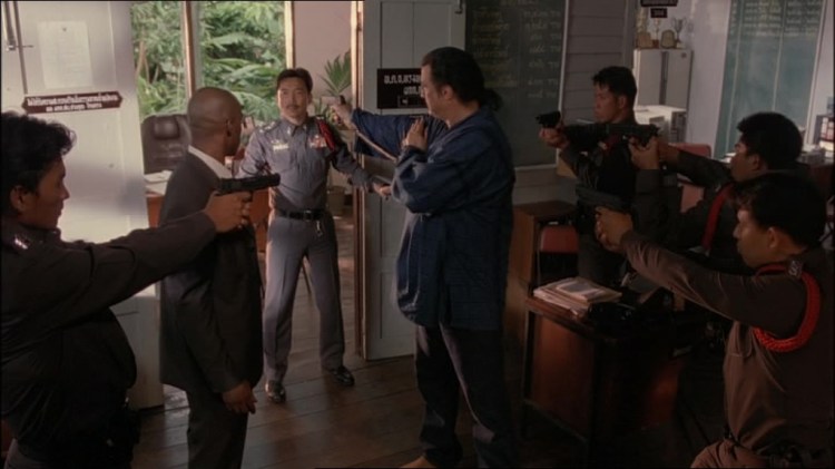 Patrick Robinson et Steven Seagal dans Belly of the Beast (2003)